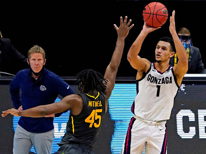 Mark Few looks on as Jalen Suggs shoots